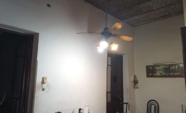Venta Casa 3 Amb   C/2 locales.  S/L 11x14M² en Ciudadela -  ideal destino comercial