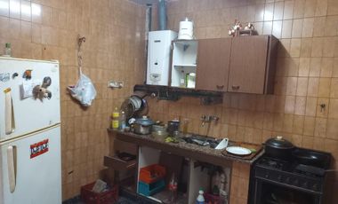 Venta Casa 3 Amb   C/2 locales.  S/L 11x14M² en Ciudadela -  ideal destino comercial