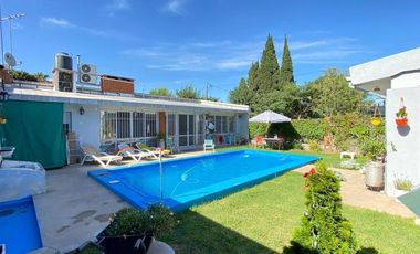 CIUFFOLI: 2 casas conjuntas. Moderna. Jardín y piscina.