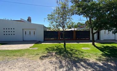 CIUFFOLI: 2 casas conjuntas. Moderna. Jardín y piscina.