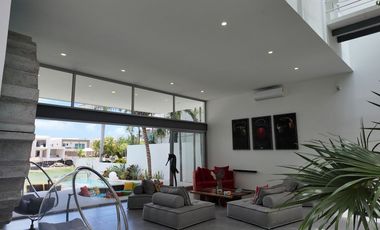 CASA EN VENTA FRENTE LAGUNA LAGOS DEL SOL CANCUN