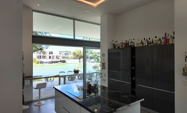CASA EN VENTA FRENTE LAGUNA LAGOS DEL SOL CANCUN