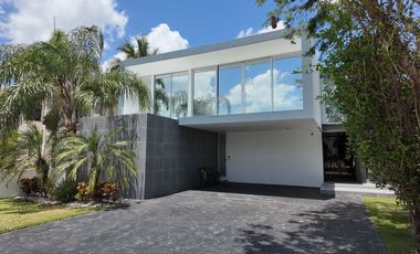CASA EN VENTA FRENTE LAGUNA LAGOS DEL SOL CANCUN