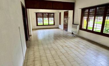 Casa de 5 ambientes en parque luro