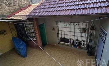 Venta casa 3 ambientes con patio en Monte Chingolo