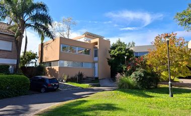 Moderna y funcional Casa en Alquiler en Barrio Privado Barrancas de San Isidro Impecable!