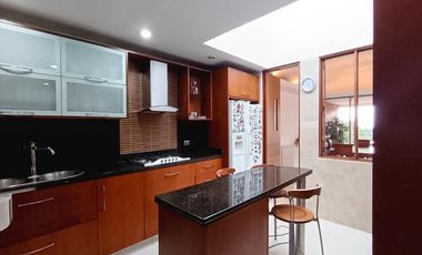 Se Alquila Hermoso Apartamento Dúplex En Menga, Quinto Piso Con Ascensor