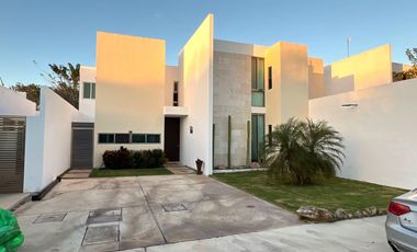 Renta Casa en Cholul de 4 recámaras Amueblada y con Piscina