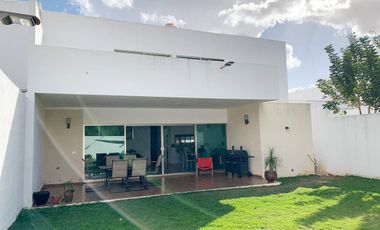 Renta Casa en Cholul de 4 recámaras Amueblada y con Piscina