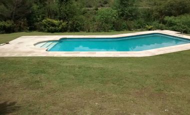AT84. CASA A MTS DEL RIO CON PILETA, QUINCHO (8 PAX)