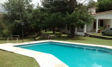 AT84. CASA A MTS DEL RIO CON PILETA, QUINCHO (8 PAX)