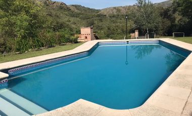 AT84. CASA A MTS DEL RIO CON PILETA, QUINCHO (8 PAX)
