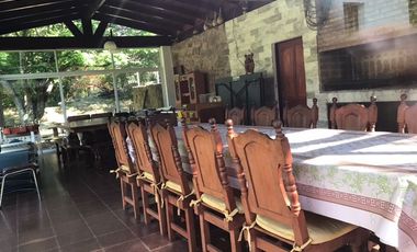 AT84. CASA A MTS DEL RIO CON PILETA, QUINCHO (8 PAX)