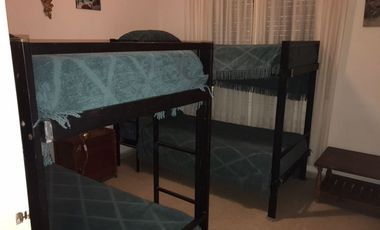 AT84. CASA A MTS DEL RIO CON PILETA, QUINCHO (8 PAX)
