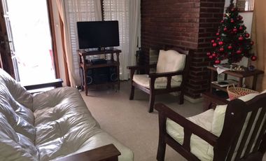AT84. CASA A MTS DEL RIO CON PILETA, QUINCHO (8 PAX)