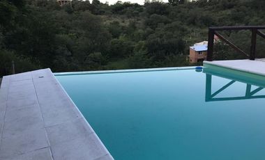 AT108. CUESTA BLANCA. HERMOSA CASA CON PILETA Y GRAN VISTA (3/4 PAX)