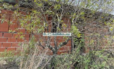 LE158. CUESTA BLANCA. LOTE C/ CONSTRUCCION Y SERVICIO DE AGUA. 1390 MT2.