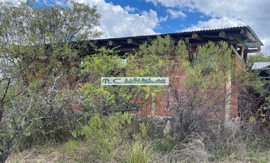 LE158. CUESTA BLANCA. LOTE C/ CONSTRUCCION Y SERVICIO DE AGUA. 1390 MT2.