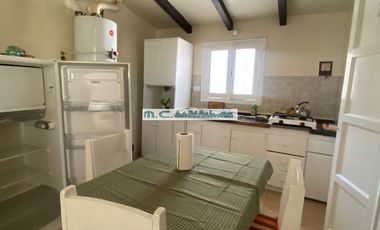AT145. 2PAX.  DPTO CÉNTRICO UN DORMITORIO, COCINA, BAÑO, COCHERA Y ASADOR