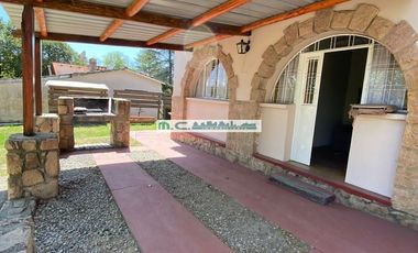 AT145. 2PAX.  DPTO CÉNTRICO UN DORMITORIO, COCINA, BAÑO, COCHERA Y ASADOR