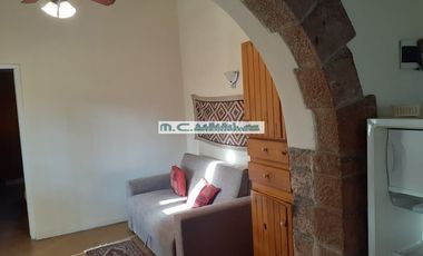 AT145. 2PAX.  DPTO CÉNTRICO UN DORMITORIO, COCINA, BAÑO, COCHERA Y ASADOR