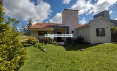 V184. MAYU SUMAJ. CASA 3 DORM. (1 EN SUITE) B° CERRADO C/ PILETA Y QUINCHO.