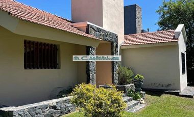 V184. MAYU SUMAJ. CASA 3 DORM. (1 EN SUITE) B° CERRADO C/ PILETA Y QUINCHO.