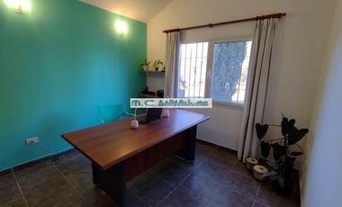 V184. MAYU SUMAJ. CASA 3 DORM. (1 EN SUITE) B° CERRADO C/ PILETA Y QUINCHO.