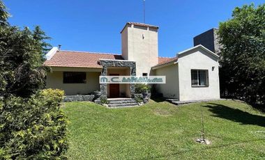 V184. MAYU SUMAJ. CASA 3 DORM. (1 EN SUITE) B° CERRADO C/ PILETA Y QUINCHO.
