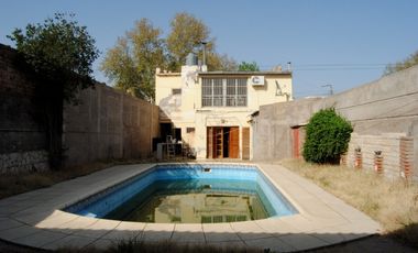 Casona Céntrica con piscina En Venta!!