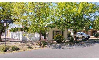 Hermosa Propiedad Frente Al Parque En Venta!!