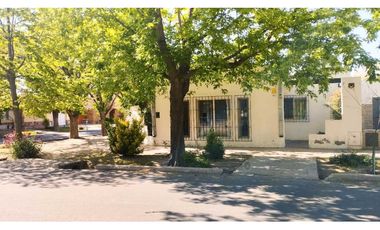 Hermosa Propiedad Frente Al Parque En Venta!!