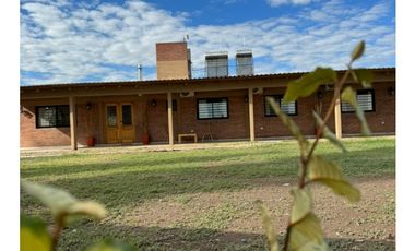 Hermosa Casa, quincho y pileta En Venta - Las Paredes