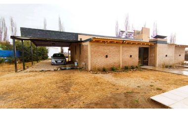 Hermosa Casa, quincho y pileta En Venta - Las Paredes