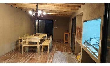Hermosa Casa, quincho y pileta En Venta - Las Paredes