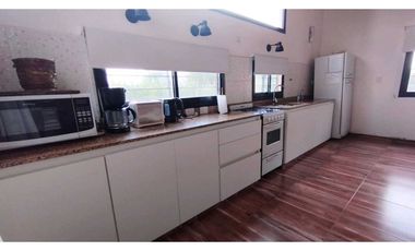 Hermosa Casa, quincho y pileta En Venta - Las Paredes