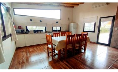 Hermosa Casa, quincho y pileta En Venta - Las Paredes