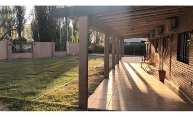 Hermosa Casa, quincho y pileta En Venta - Las Paredes