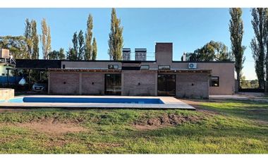 Hermosa Casa, quincho y pileta En Venta - Las Paredes