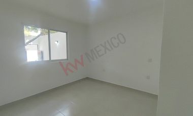 Casa de una planta en venta con estudio, jardín en zona norte oriente