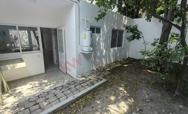 Casa de una planta en venta con estudio, jardín en zona norte oriente