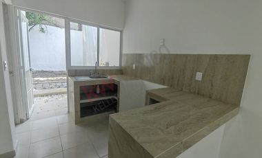 Casa de una planta en venta con estudio, jardín en zona norte oriente