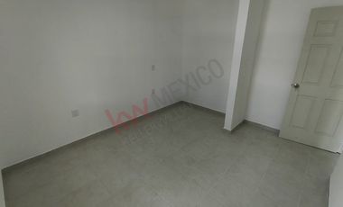 Casa de una planta en venta con estudio, jardín en zona norte oriente