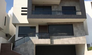CASA EN RENTA EN ZONA ESMERALDA