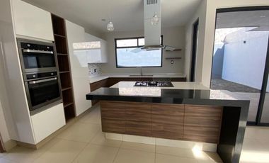 CASA EN RENTA EN ZONA ESMERALDA