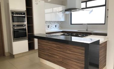 CASA EN RENTA EN ZONA ESMERALDA
