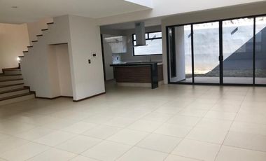 CASA EN RENTA EN ZONA ESMERALDA