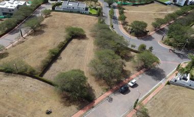 TERRENO EN VENTA EN EXCLUSIVA URBANIZACIÓN PRIVADA DE CUMBAYÁ