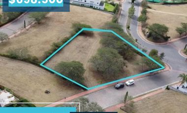 TERRENO EN VENTA EN EXCLUSIVA URBANIZACIÓN PRIVADA DE CUMBAYÁ