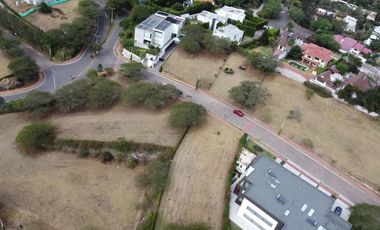 TERRENO EN VENTA EN EXCLUSIVA URBANIZACIÓN PRIVADA DE CUMBAYÁ